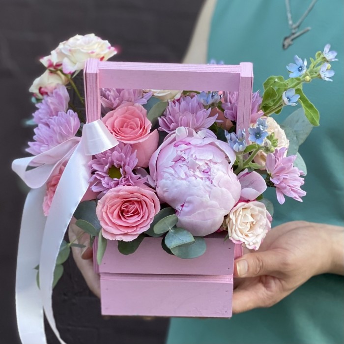 Композиция Радость встречи с розами и пионом