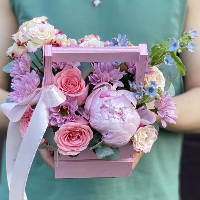 Композиция Радость встречи с розами и пионом