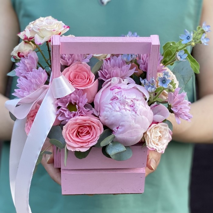 Композиция Радость встречи с розами и пионом