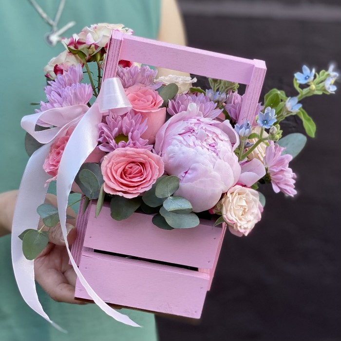 Композиция Радость встречи с розами и пионом