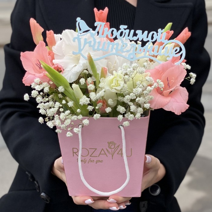 Композиция с белыми и розовыми гладиолусами в коробочке