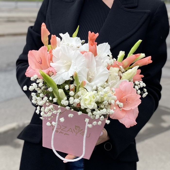 Композиция с белыми и розовыми гладиолусами в коробочке