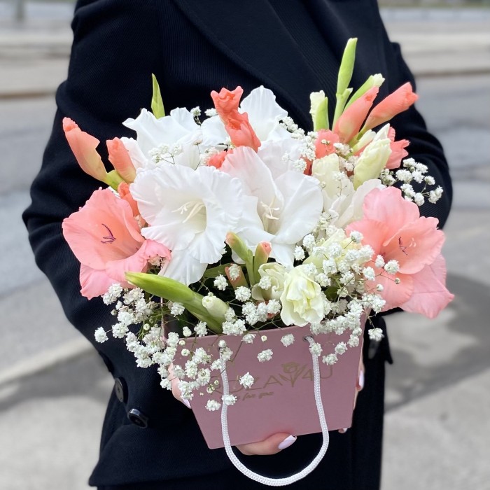 Композиция с белыми и розовыми гладиолусами в коробочке