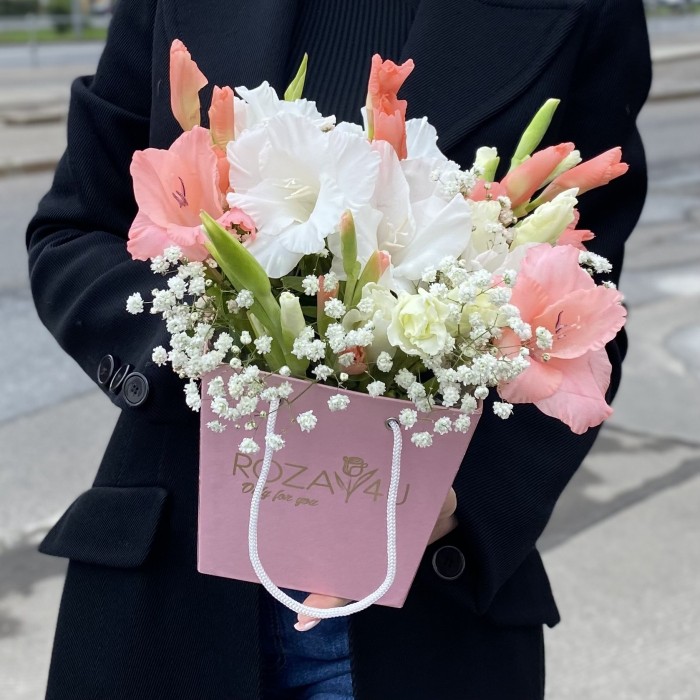 Композиция с белыми и розовыми гладиолусами в коробочке