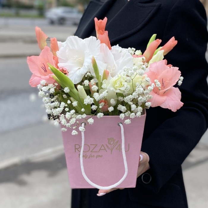 Композиция с белыми и розовыми гладиолусами в коробочке