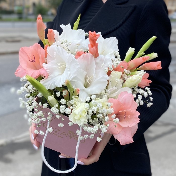 Композиция с белыми и розовыми гладиолусами в коробочке