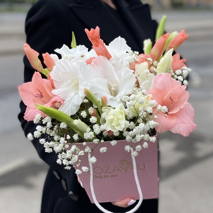 Композиция с белыми и розовыми гладиолусами в коробочке