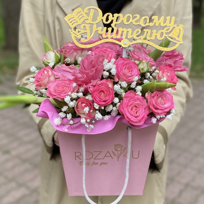 Композиция с гладиолусами и кустовой розой Хали