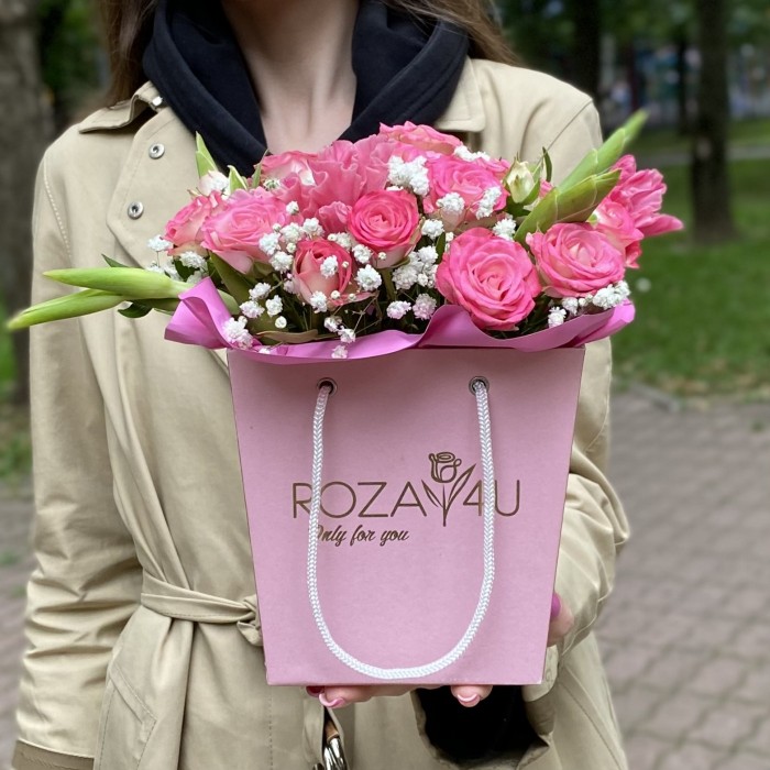 Композиция с гладиолусами и кустовой розой Хали