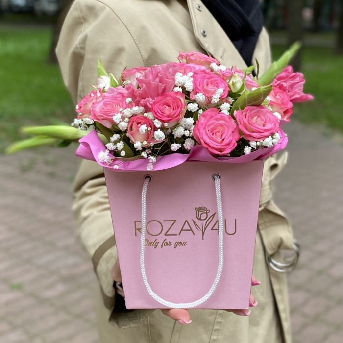 Композиция с гладиолусами и кустовой розой Хали