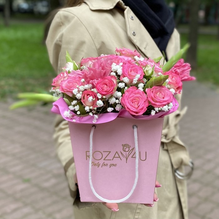 Композиция с гладиолусами и кустовой розой Хали