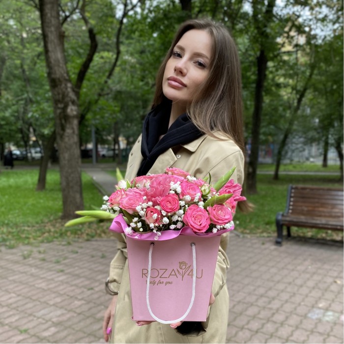 Композиция с гладиолусами и кустовой розой Хали