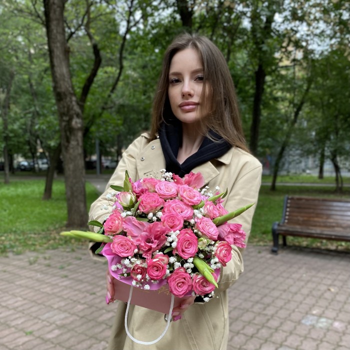 Композиция с гладиолусами и кустовой розой Хали