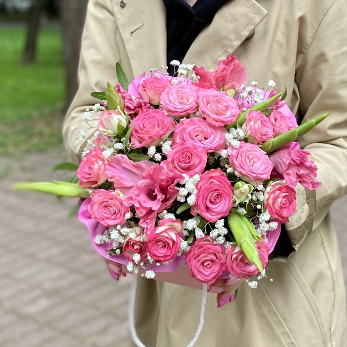 Композиция с гладиолусами и кустовой розой Хали