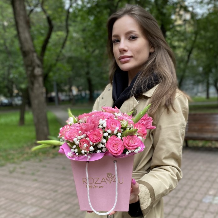 Композиция с гладиолусами и кустовой розой Хали