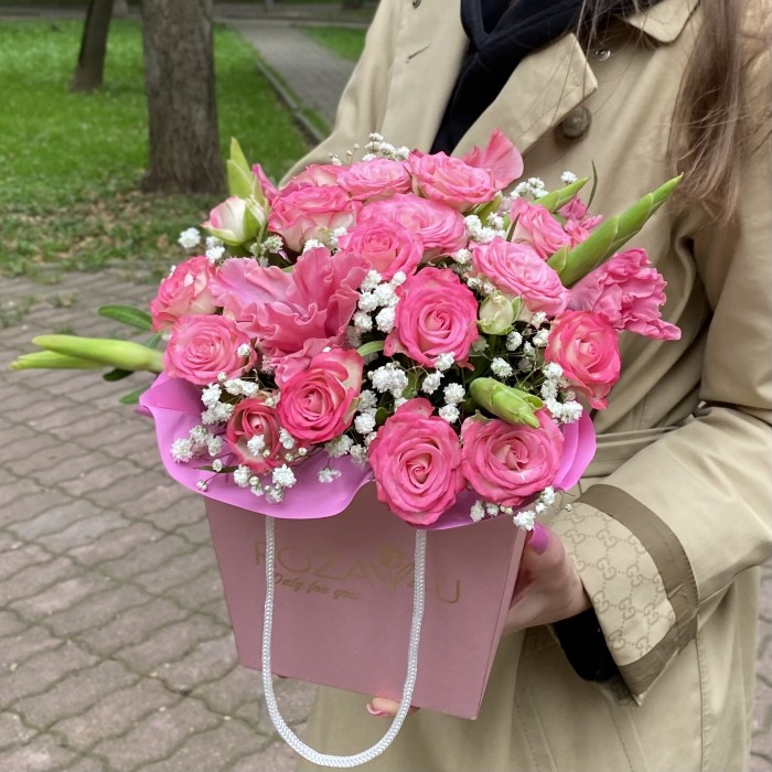 Композиция с гладиолусами и кустовой розой Хали