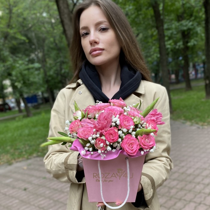 Композиция с гладиолусами и кустовой розой Хали