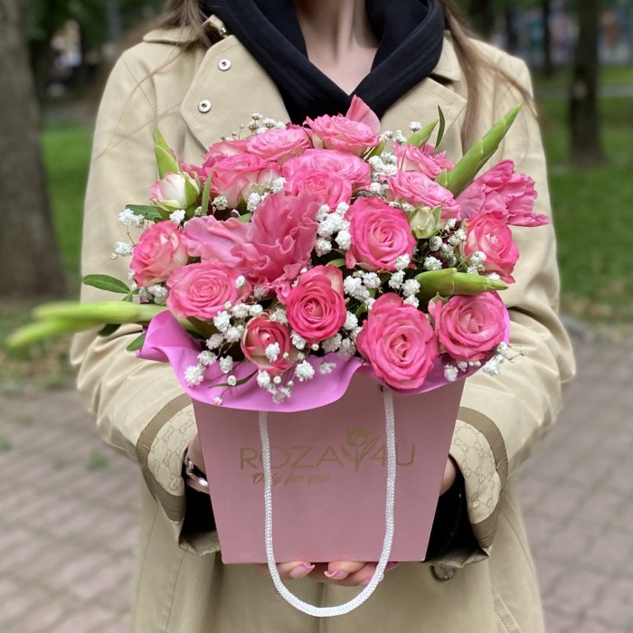 Композиция с гладиолусами и кустовой розой Хали