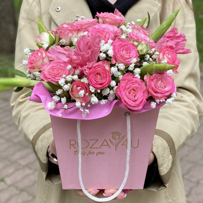 Композиция с гладиолусами и кустовой розой Хали