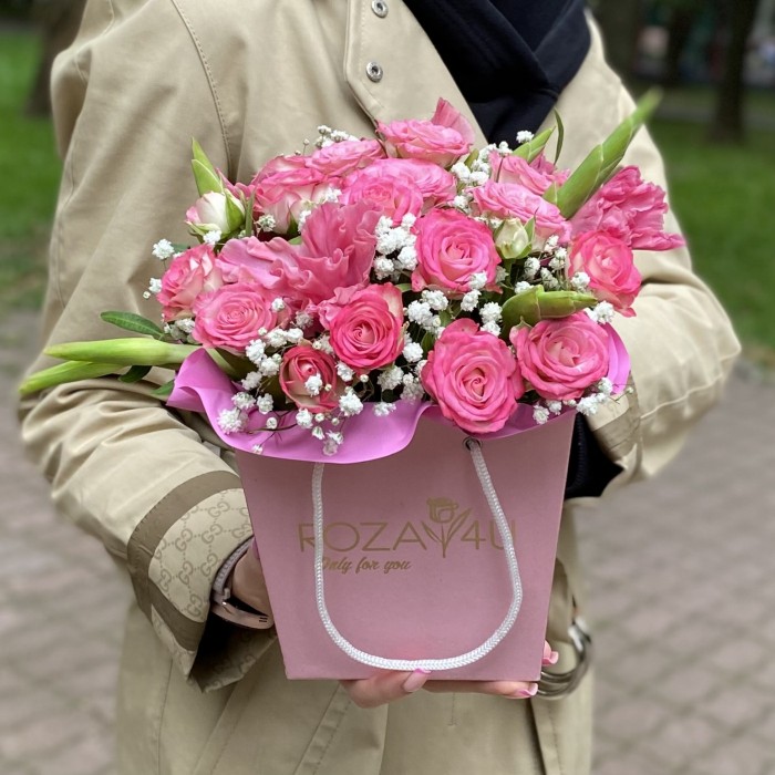 Композиция с гладиолусами и кустовой розой Хали