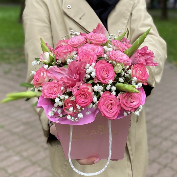 Композиция с гладиолусами и кустовой розой Хали