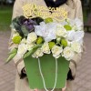 Композиция с гладиолусами и кустовой розой Сноуфлейк