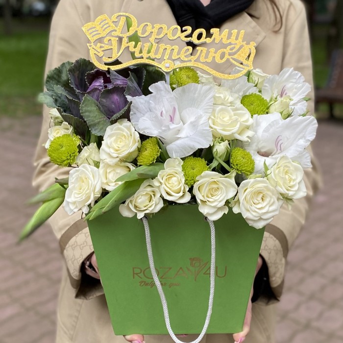 Композиция с гладиолусами и кустовой розой Сноуфлейк