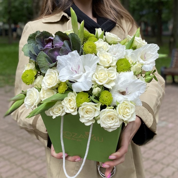 Композиция с гладиолусами и кустовой розой Сноуфлейк