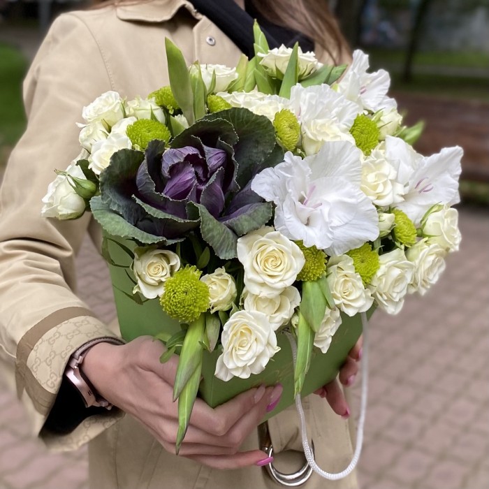 Композиция с гладиолусами и кустовой розой Сноуфлейк