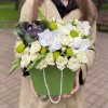 Композиция с гладиолусами и кустовой розой Сноуфлейк