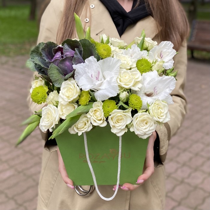 Композиция с гладиолусами и кустовой розой Сноуфлейк