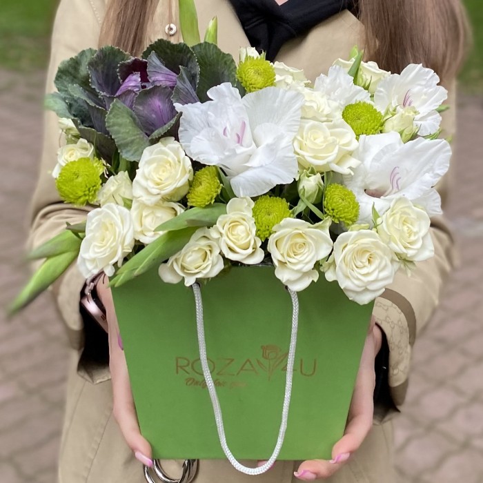 Композиция с гладиолусами и кустовой розой Сноуфлейк