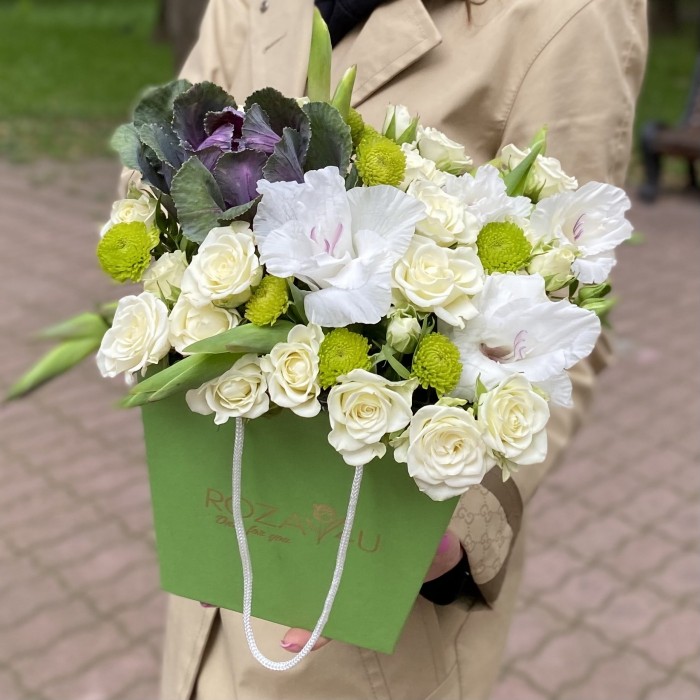 Композиция с гладиолусами и кустовой розой Сноуфлейк