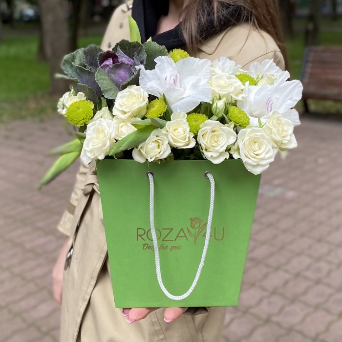 Композиция с гладиолусами и кустовой розой Сноуфлейк