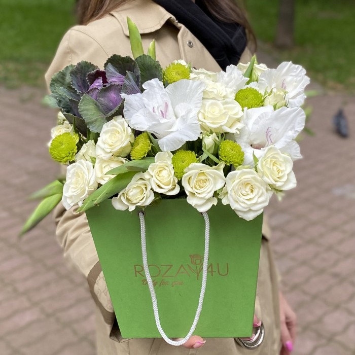 Композиция с гладиолусами и кустовой розой Сноуфлейк