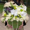 Композиция с гладиолусами и кустовой розой Сноуфлейк