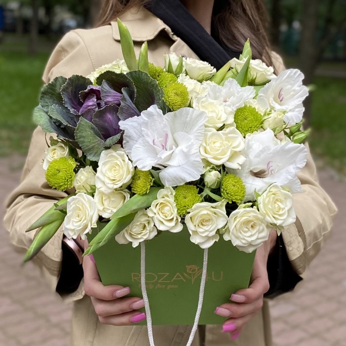 Композиция с гладиолусами и кустовой розой Сноуфлейк