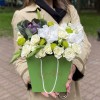 Композиция с гладиолусами и кустовой розой Сноуфлейк