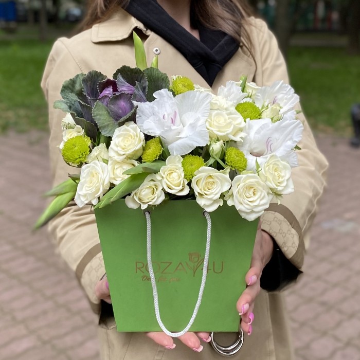 Композиция с гладиолусами и кустовой розой Сноуфлейк