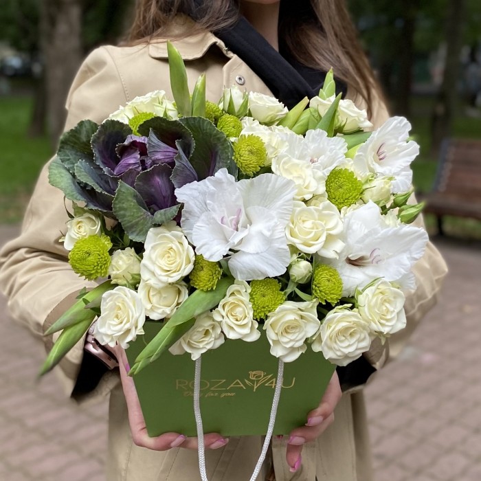 Композиция с гладиолусами и кустовой розой Сноуфлейк