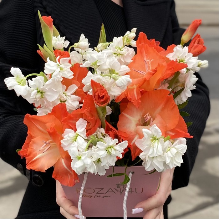 Композиция с коралловым гладиолусом и маттиолой в коробочке