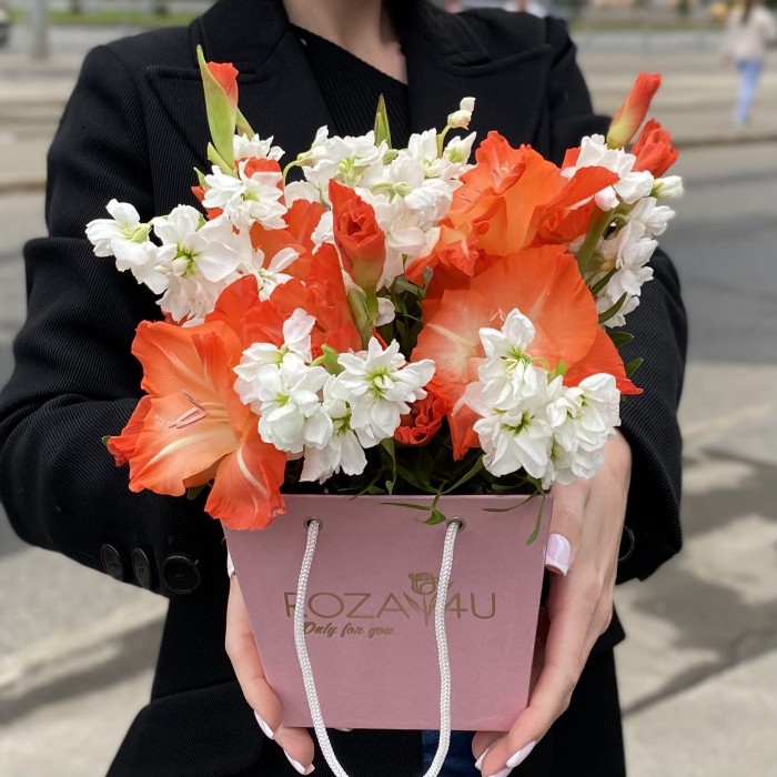 Композиция с коралловым гладиолусом и маттиолой в коробочке