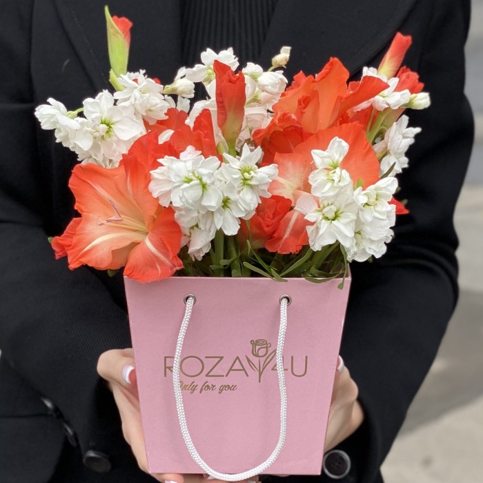 Композиция с коралловым гладиолусом и маттиолой в коробочке