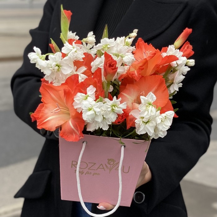 Композиция с коралловым гладиолусом и маттиолой в коробочке