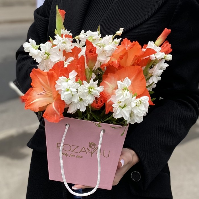 Композиция с коралловым гладиолусом и маттиолой в коробочке