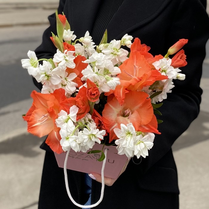 Композиция с коралловым гладиолусом и маттиолой в коробочке