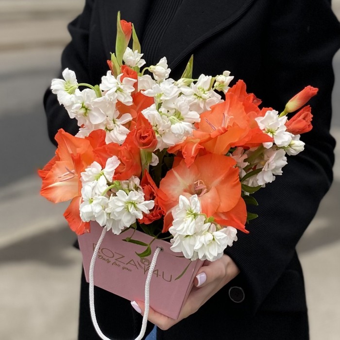 Композиция с коралловым гладиолусом и маттиолой в коробочке