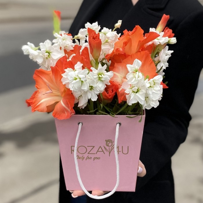 Композиция с коралловым гладиолусом и маттиолой в коробочке