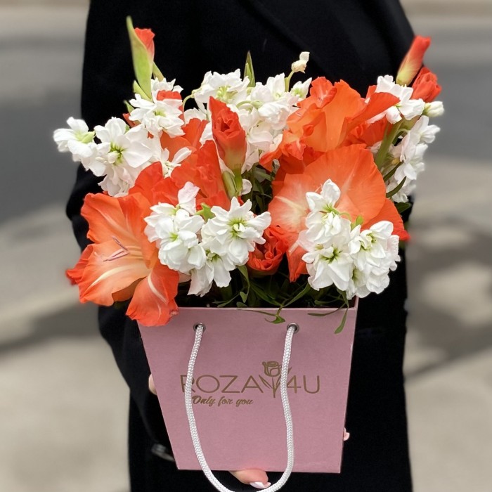 Композиция с коралловым гладиолусом и маттиолой в коробочке