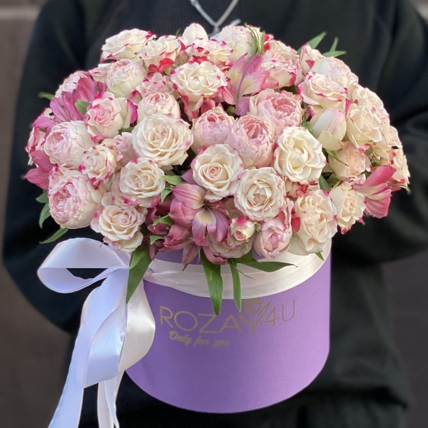 Композиция с кустовыми розами и альстромерией